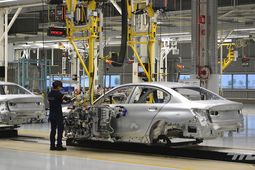 Paros en armadoras frenan 26% la producción de autos en México