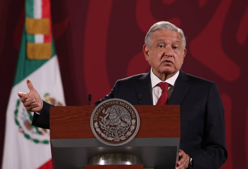 AMLO se previene y firma iniciativa de ley minera, aunque aún no votan reforma eléctrica