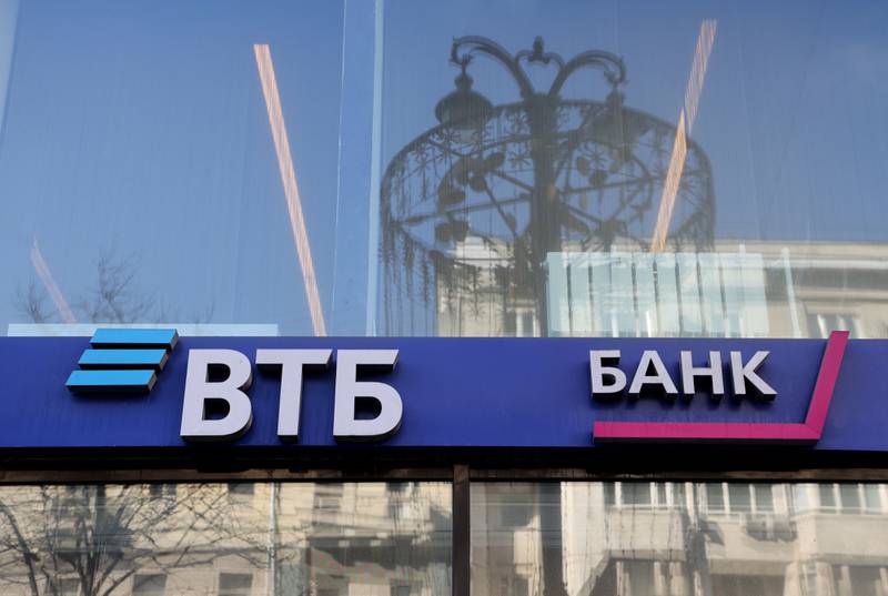 Unión Europea discute exclusión de 7 bancos rusos del sistema SWIFT